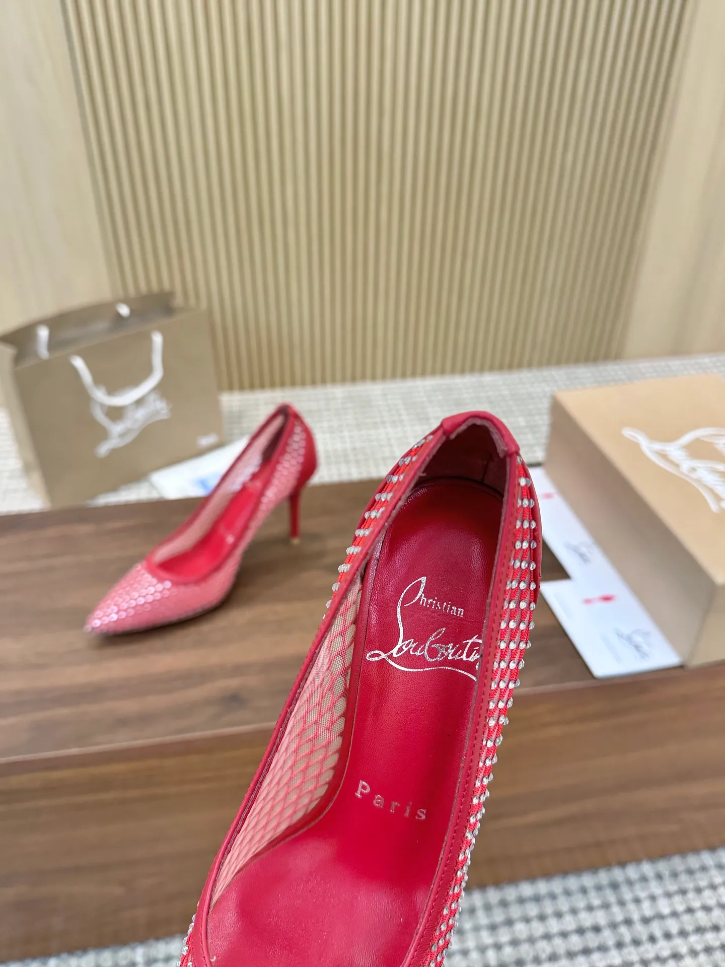 👟👟Ex-factory price 440👟👟 Genuine leather sole +40 Year-round shipment💝Christian Louboutin CL👠 Classic "💎Cow Patent Leather💎Series" noble and luxurious, real blingbling✨ Real materials, all customized by the pattern maker, and the materials are made of original customized materials, achieving the taste of the original 6 color options💍 Upper: imported 👉cow patent leather💪 lining: sheepskin foot pad/lining code number: 34-40.41.42 heel height: two options: 10.5cm and 8.5cm